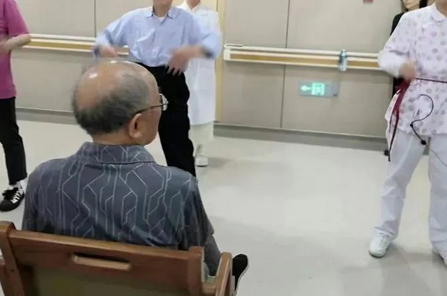 杭州知名主持人竟然把“公婆”送去了養老院！